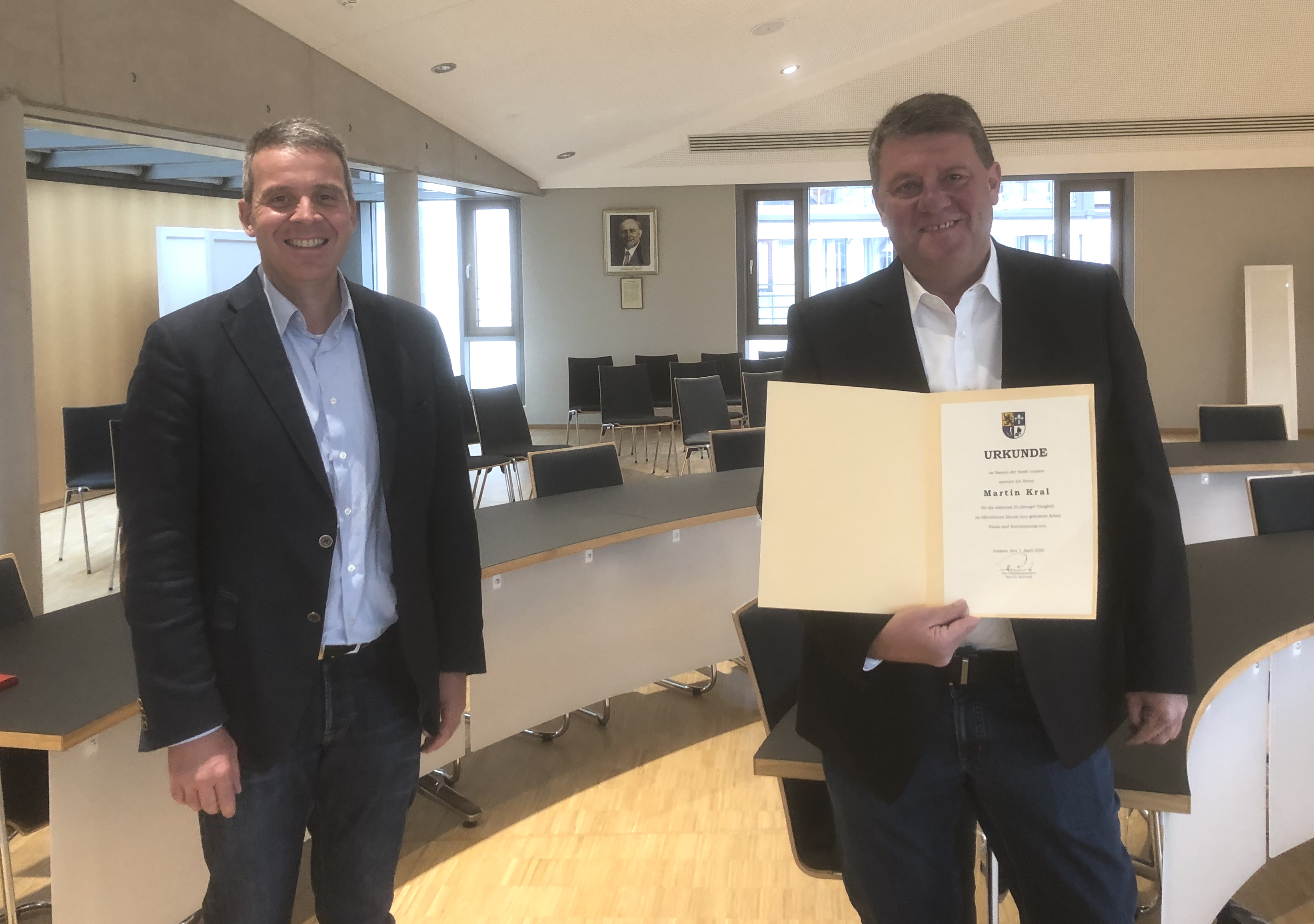  Oberbürgermeister Hans D. Reinwald (links) überreichte Martin Kral (rechts) die Urkunde zu dessen 25. jährigen Dienstjubiläum 