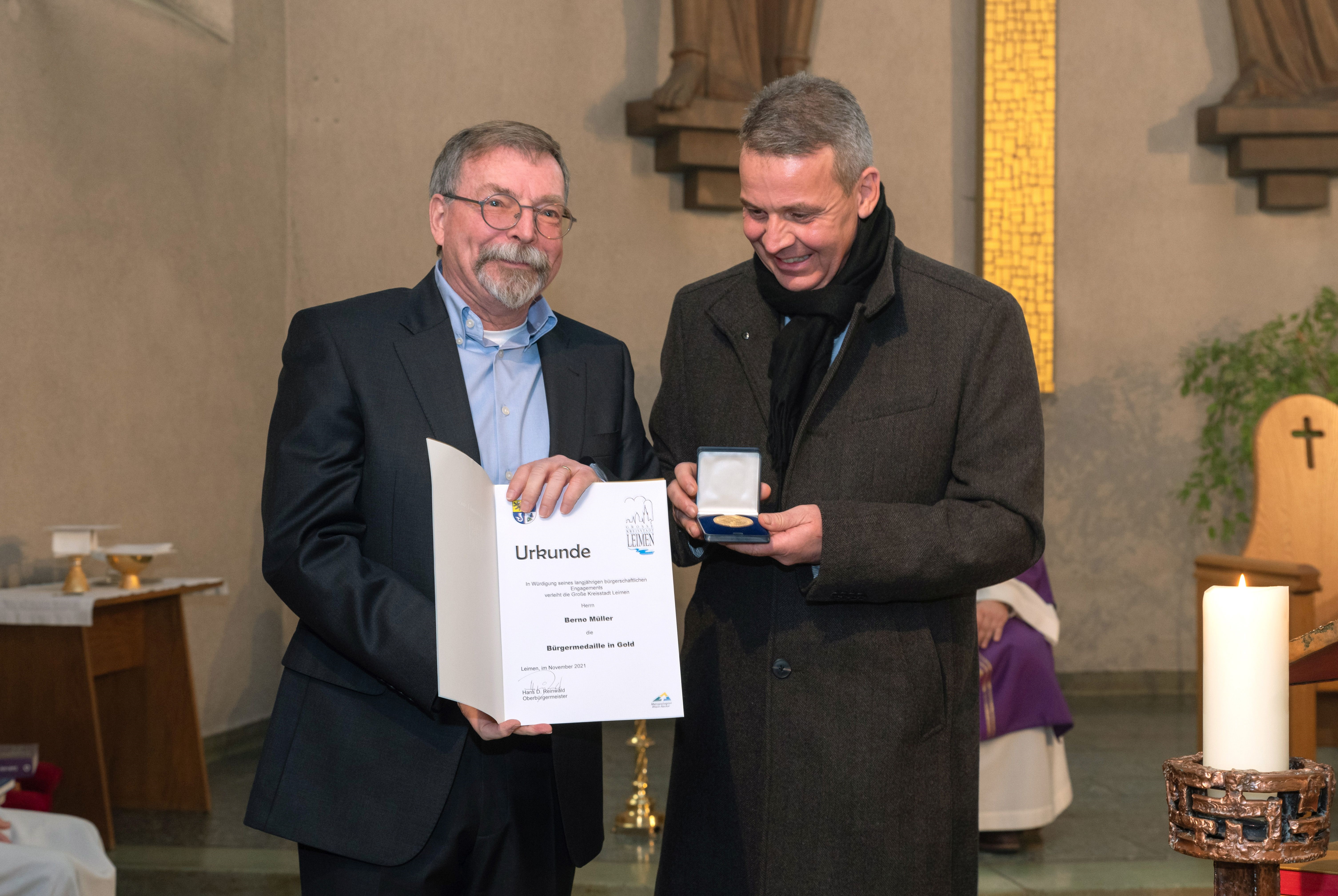  v.l.n.r.: Berno Müller und Oberbürgermeister Hans D. Reinwald bei der Verleihung der Stadtmedaille 