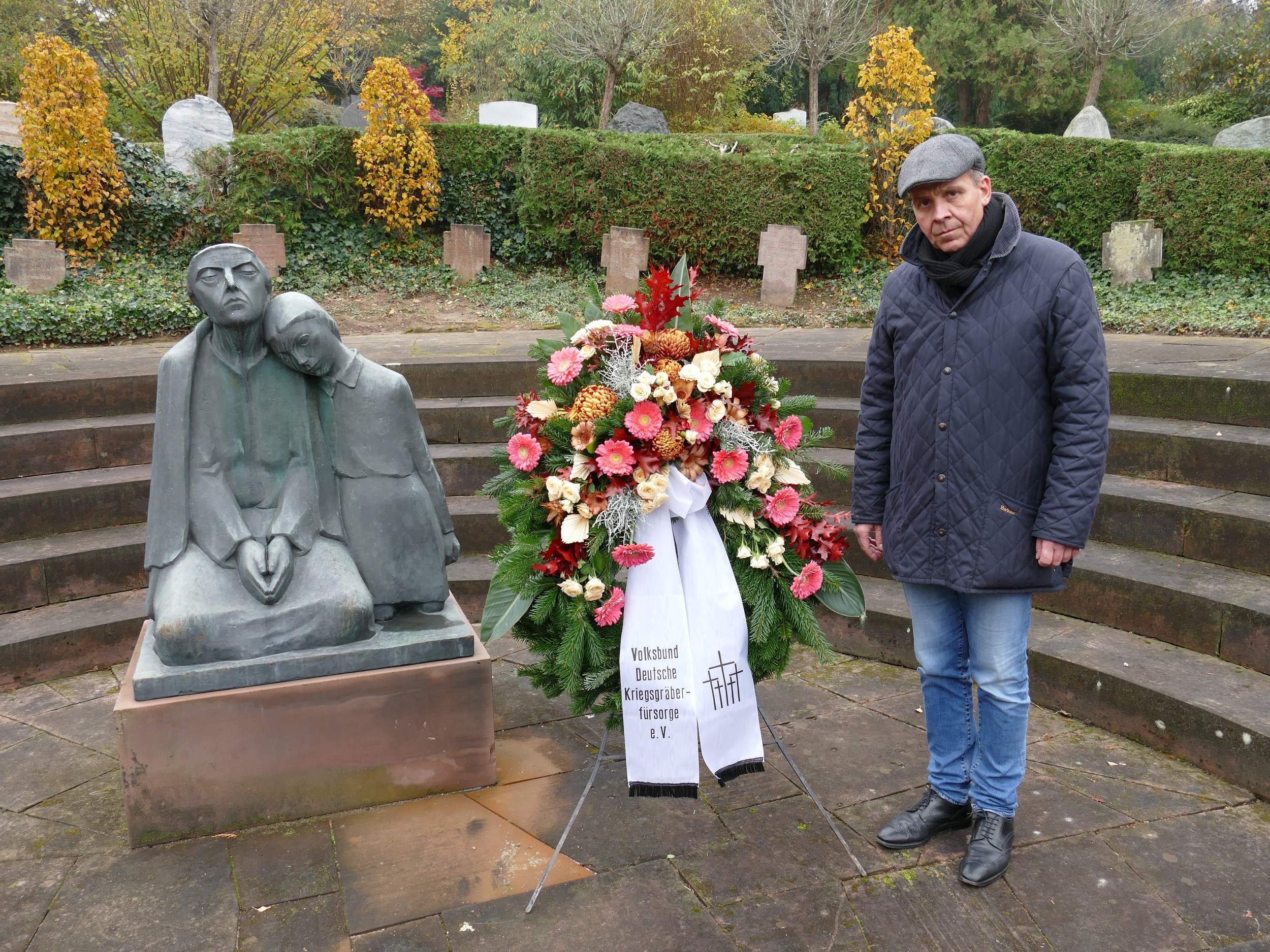  Oberbürgermeister Hans Reinwald erinnerte dieses Jahr stellvertretend am Ehrenmal auf dem Bergfriedhof mit einem Kranz an die Opfer von Kriegen und Gewaltherrschaft 