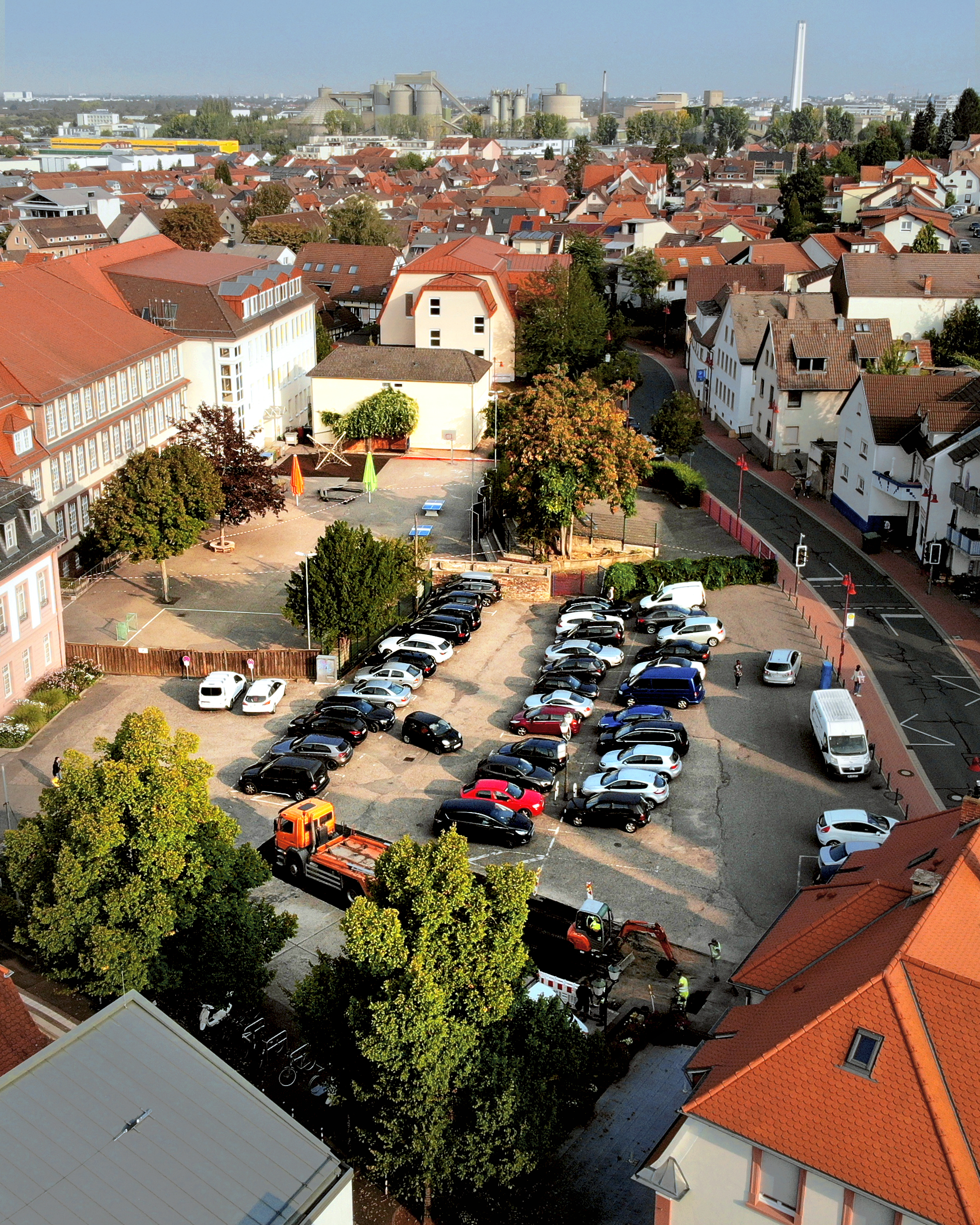  Der Rathausplatz mit dem Schulhof der Turmschule im Hintergrund. 