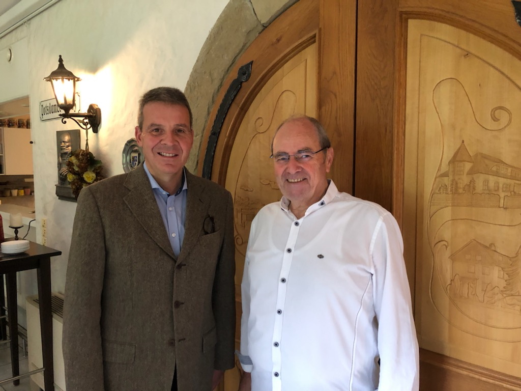  Foto v.r.: Der Jubilar Wolfgang Stern mit Oberbürgermeister Hans D. Reinwald 