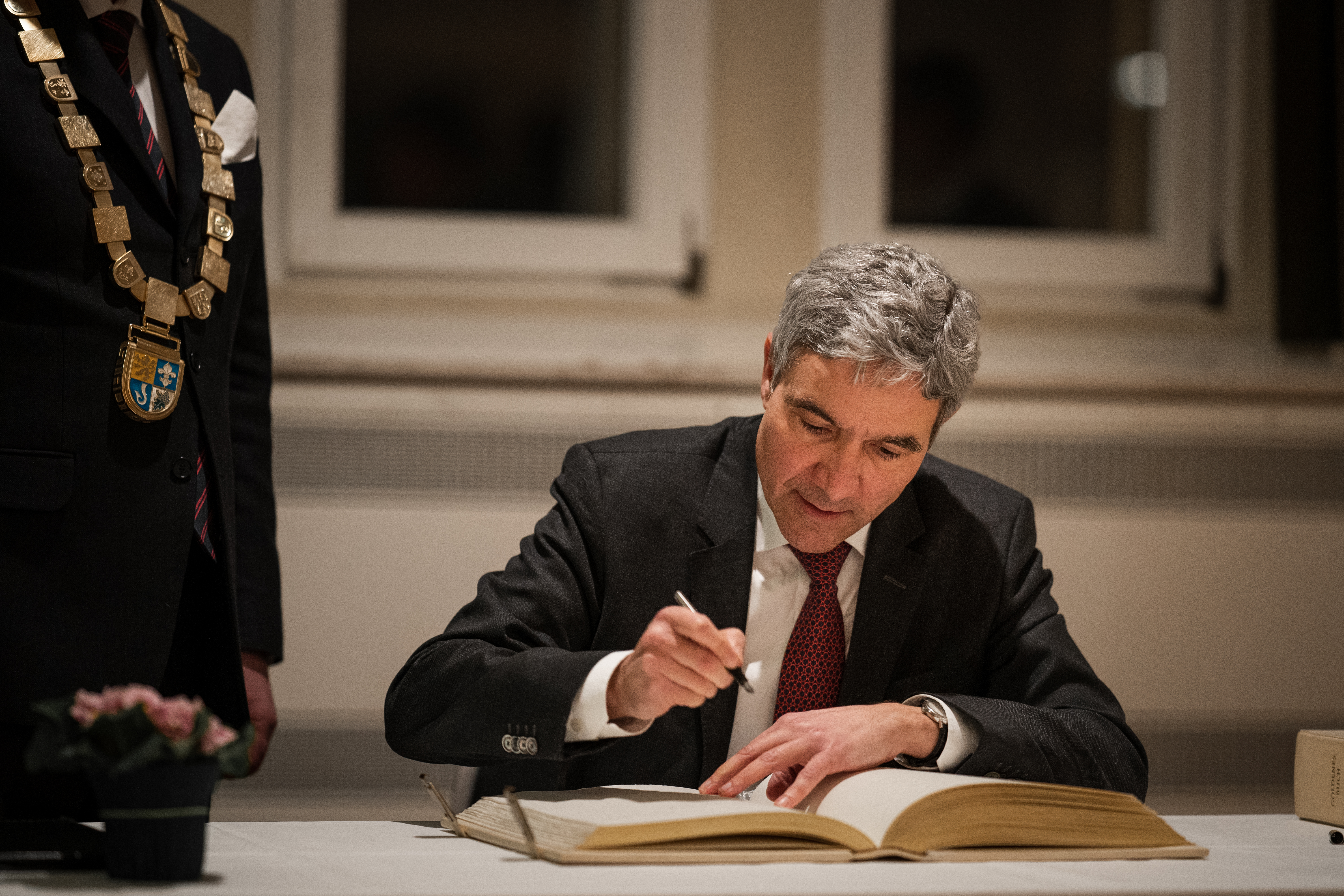  Herr Dr. Stephan Harbarth bei der Unterzeichnung des Goldenen Buches der Stadt Leimen 
