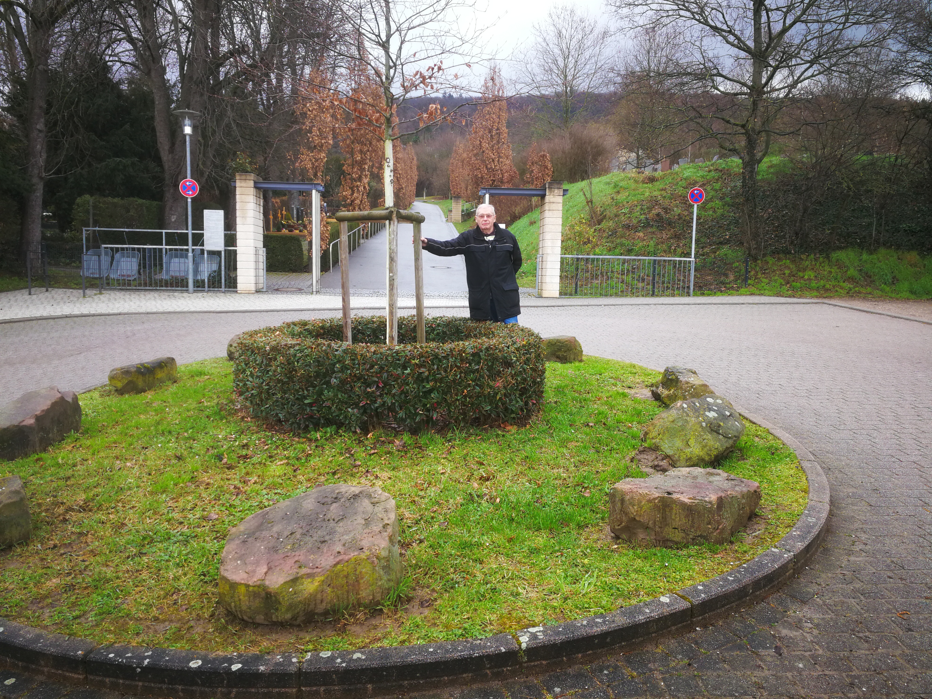  Altstadtrat Hans Appel bei seiner Baumspende im Wendehammer beim Bergfriedhof Leimen 