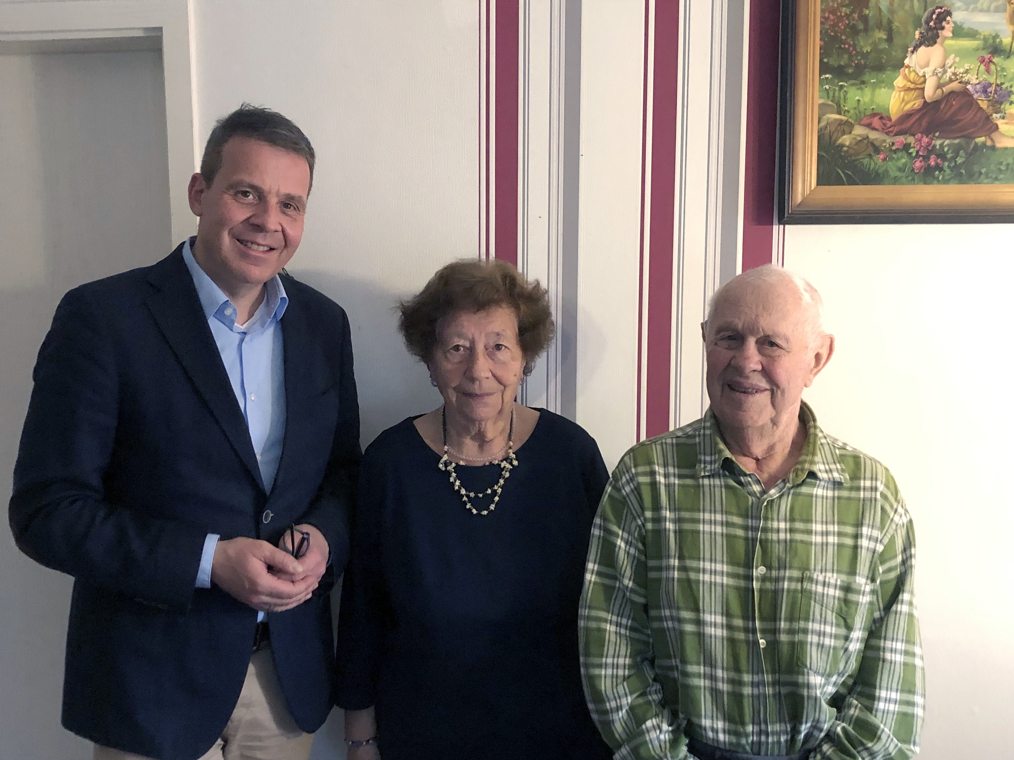  Oberbürgermeister Hans D. Reinwald und die Jubilare Valentina und Emil Schöck 