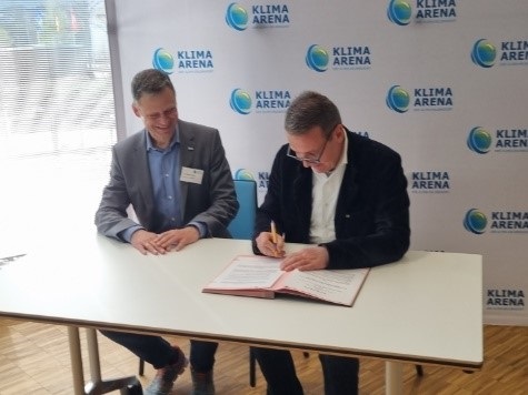  Vorstandsvorsitzender Dr. Bernd Welz (links) und Oberbürgermeister Hans D. Reinwald (rechts) bei der Unterzeichnung der Kooperation 