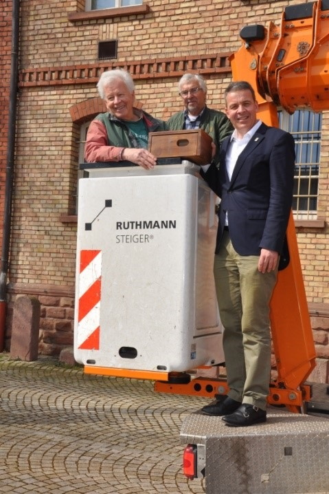  Bild: Dr. Volker Voigtländer (links) und Oberbürgermeister Hans D. Reinwald (rechts) beim Anbringen der Nistkästen 