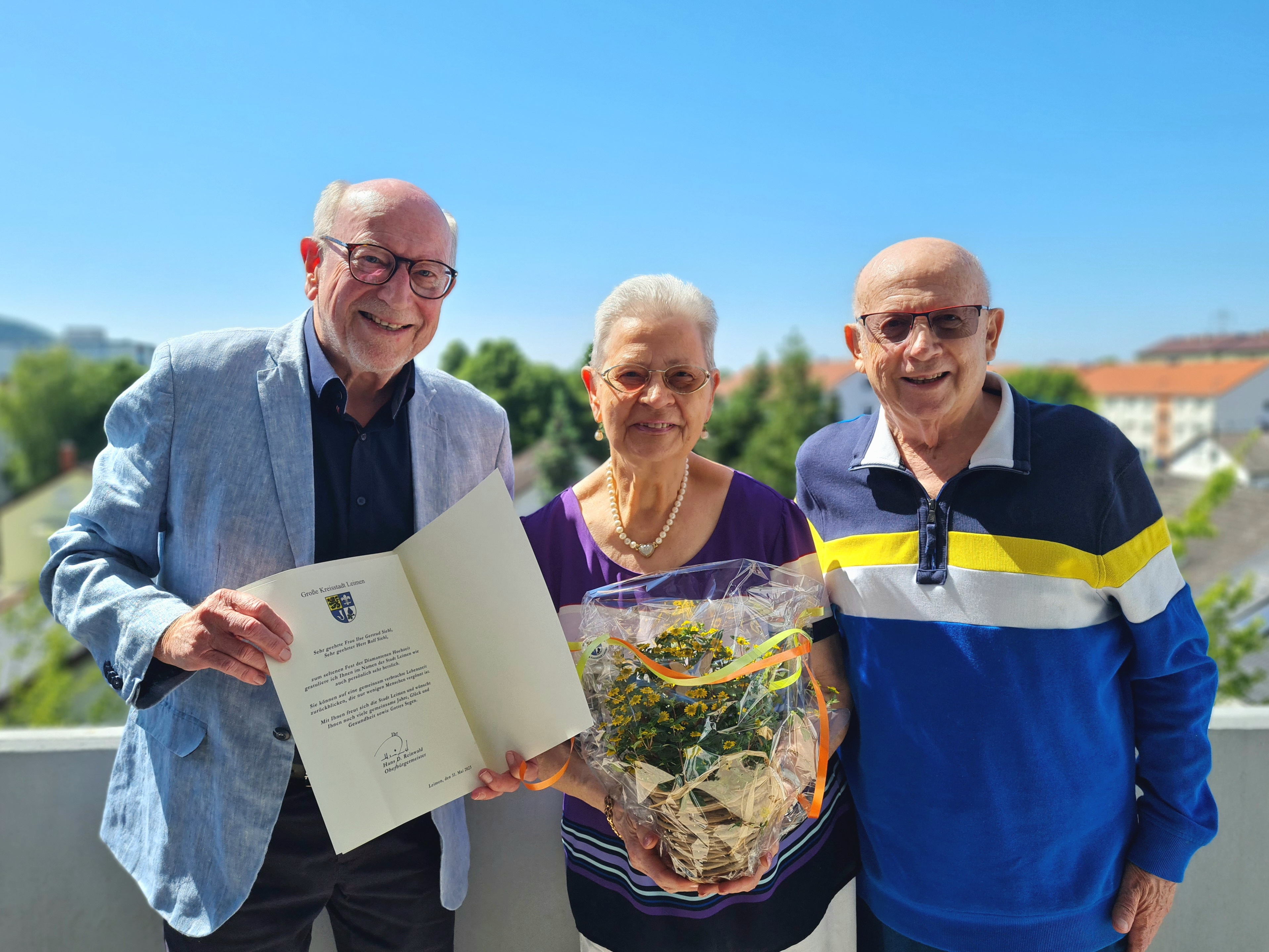  Foto v.l.n.r.: Bürgermeisterstellvertreter Richard Bader mit den Jubilaren Ilse und Rolf Siehl 