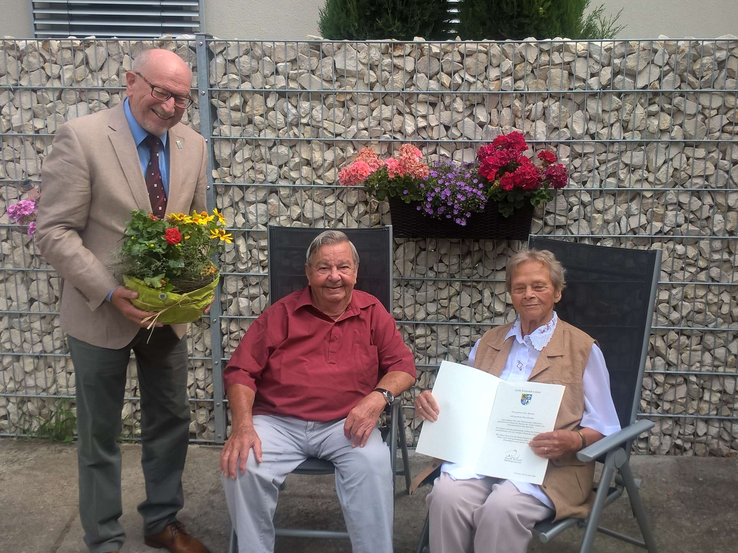  v.l.n.r.: Bürgermeister-Stellvertreter Richard Bader überbrachte die Glückwünsche den Jubilaren Hugo und Renate Knebel 