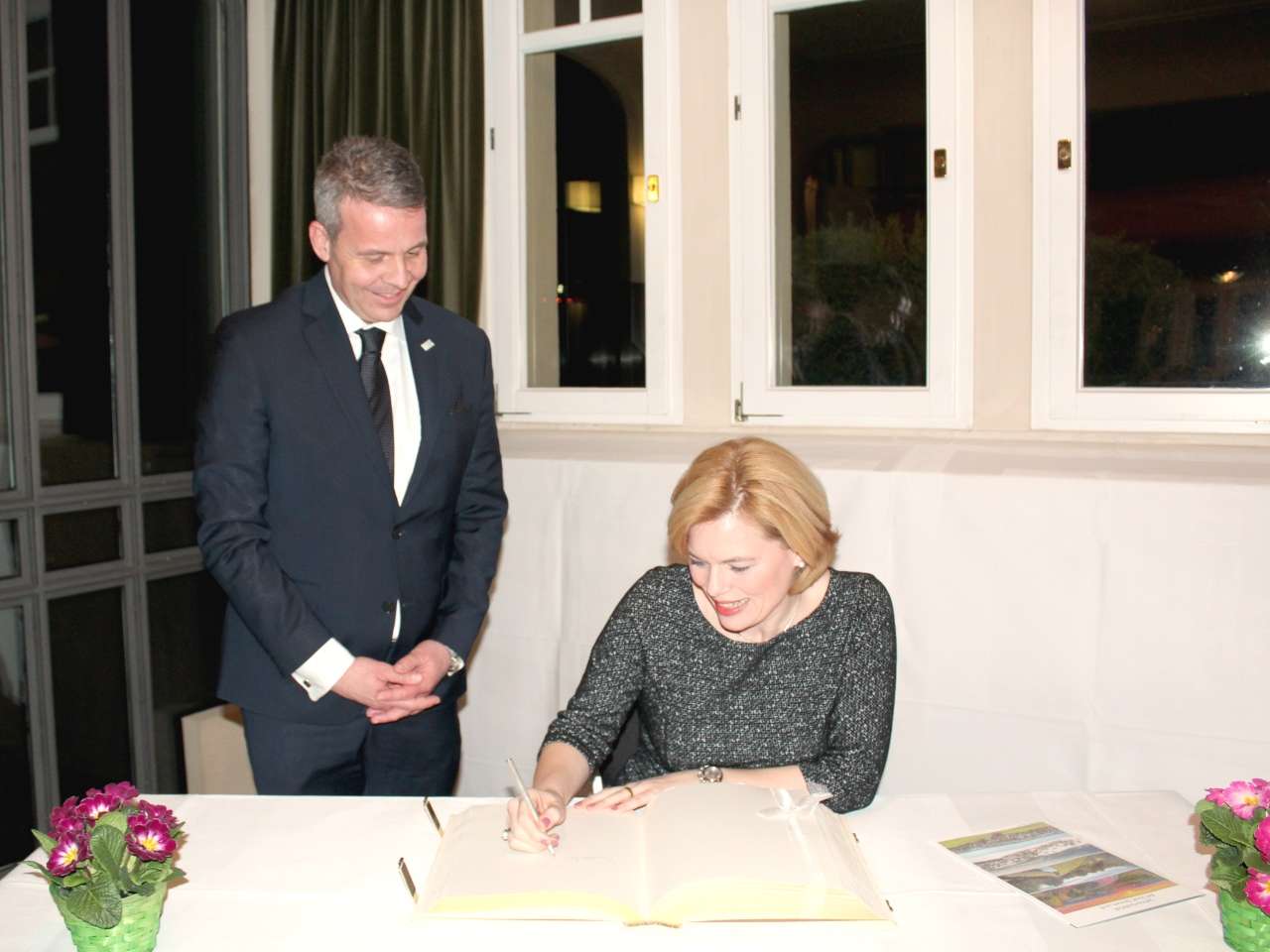  Bundesministerin Julia Klöckner beim Eintrag in das Goldene Buch der Stadt Leimen 