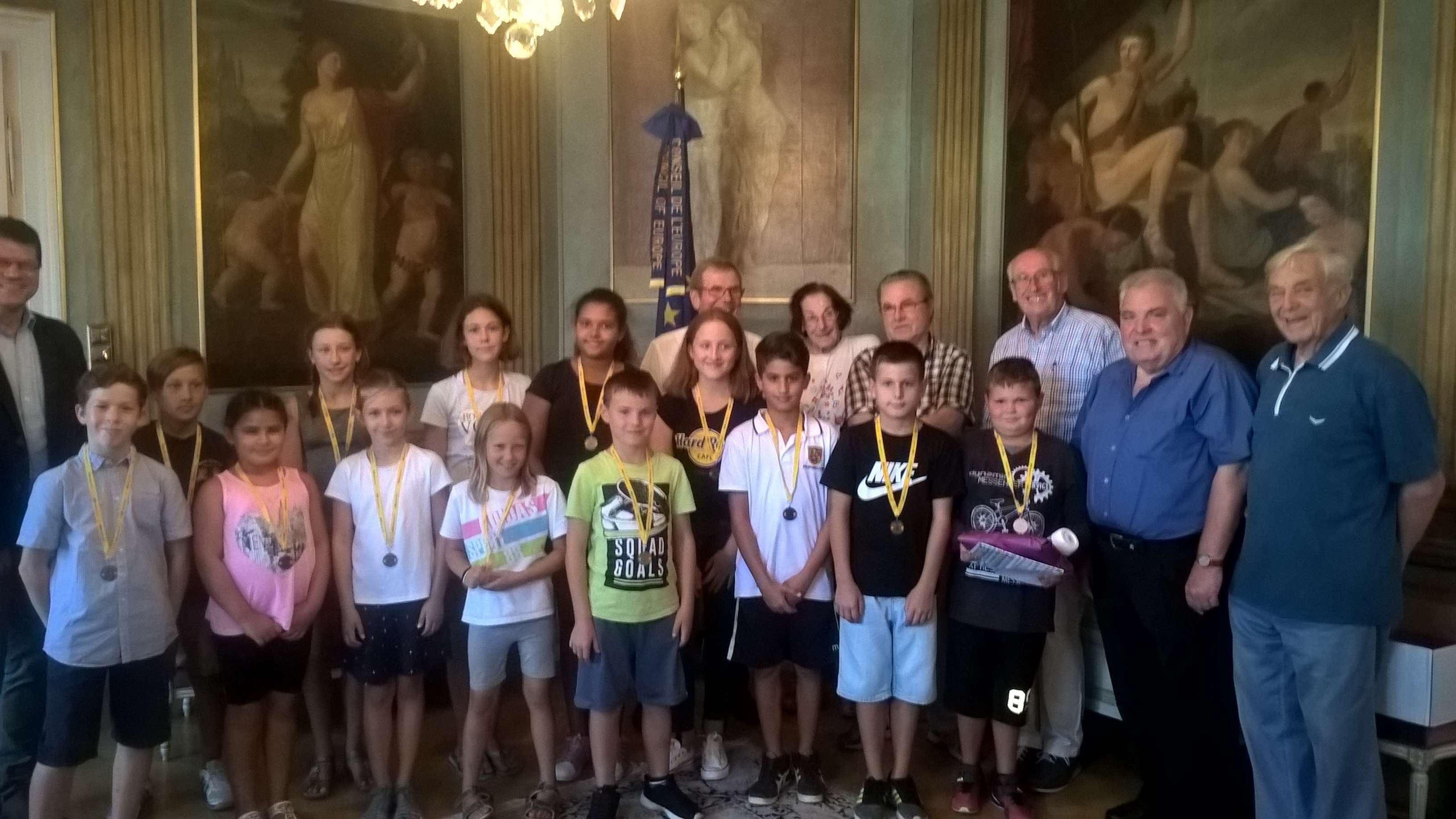  Die Siegerinnen und Sieger des Fahrradturniers im diesjährigen Leimener Ferienprogramm wurden im Spiegelsaal des Leimener Rathauses ausgezeichnet 