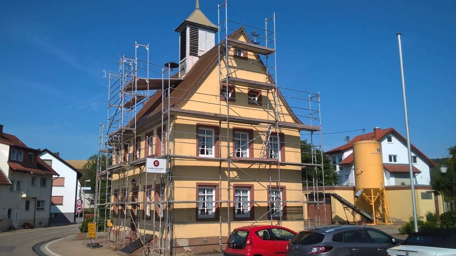  Die Fassade und der Sockel werden beim Bürgerhaus Ochsenbach wieder hergerichtet 