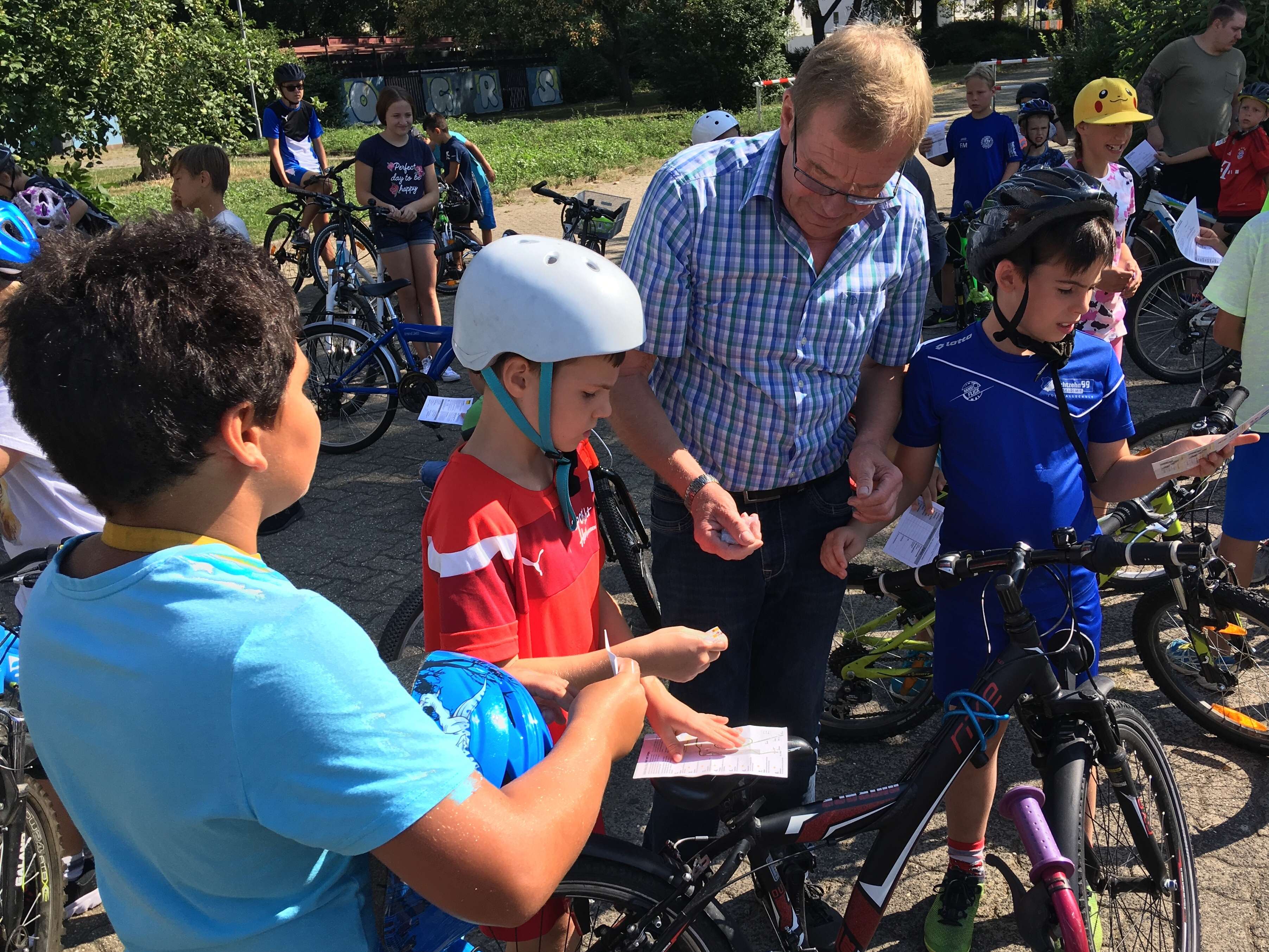  Vor dem Fahrradturnier des AC Leimen e.V. wurden die Räder der teilnehmenden Kinder von Günter Haritz fachkundig überprüft 