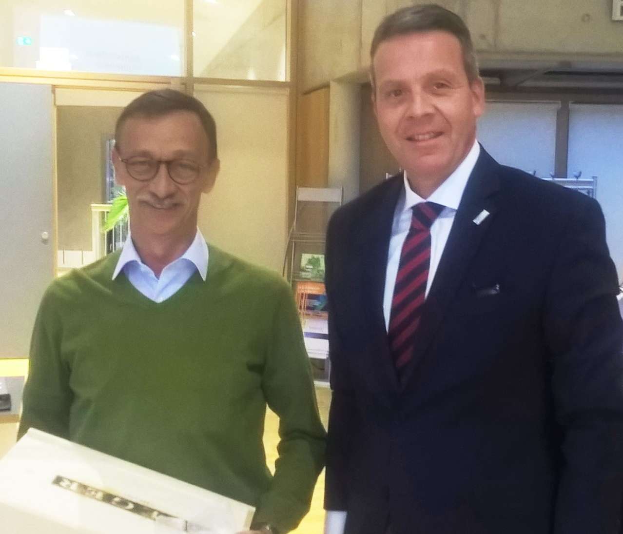  Oberbürgermeister Hans D. Reinwald (rechts) überreicht Stadtrat Klaus Feuchter ein Weinpräsent 