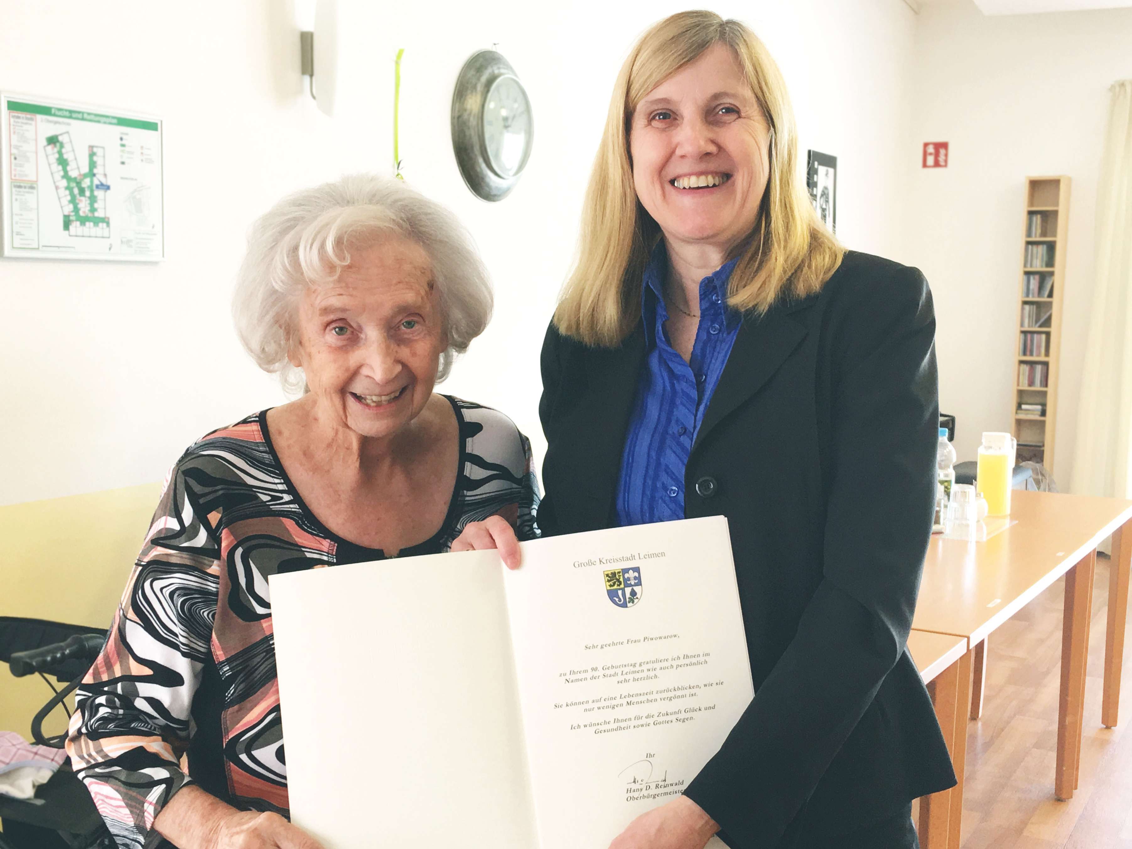  Bürgermeisterin Claudia Felden gratuliert Helene Piwowarow (links) zum 90. Geburtstag 