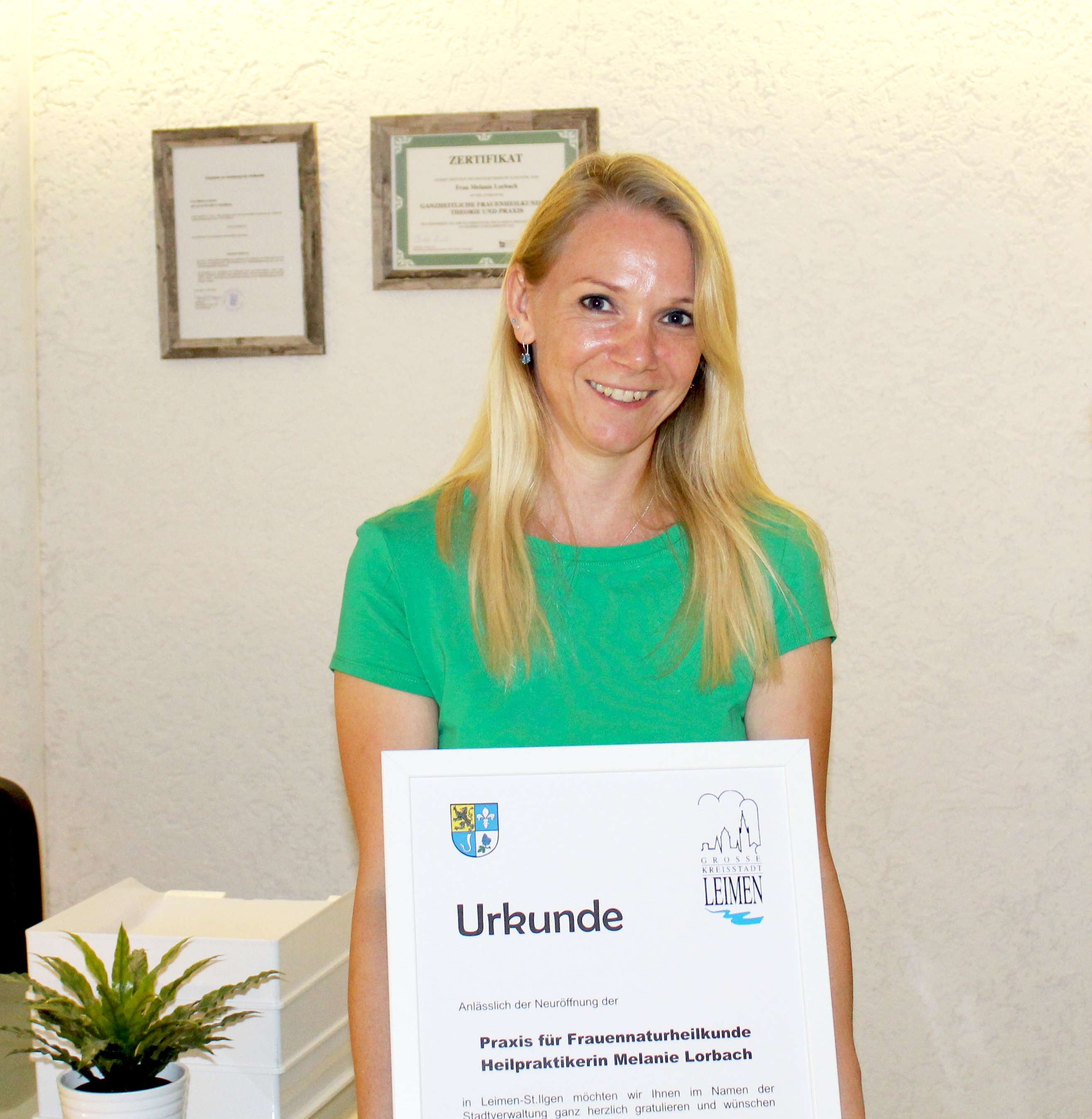  Heilpraktikerin Melanie Lorbach in ihre Praxis für Frauenheilkunde 