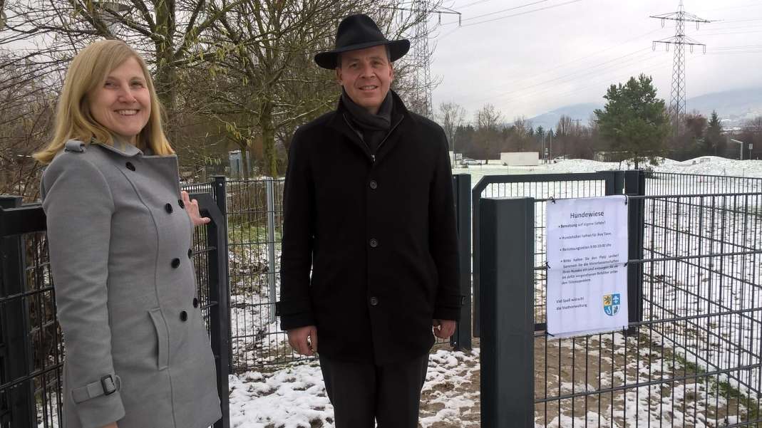  Oberbürgermeister Hans Reinwald und Bürgermeisterin Claudia Felden nahmen die Hundewiese in Augenschein 