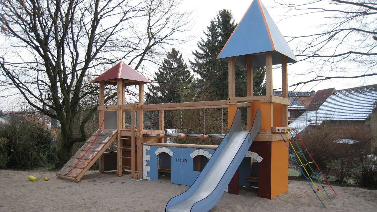  Das neue Spielgerät mit Spielturm und Rutsche im Fröbel-Kindergarten Gauangelloch 