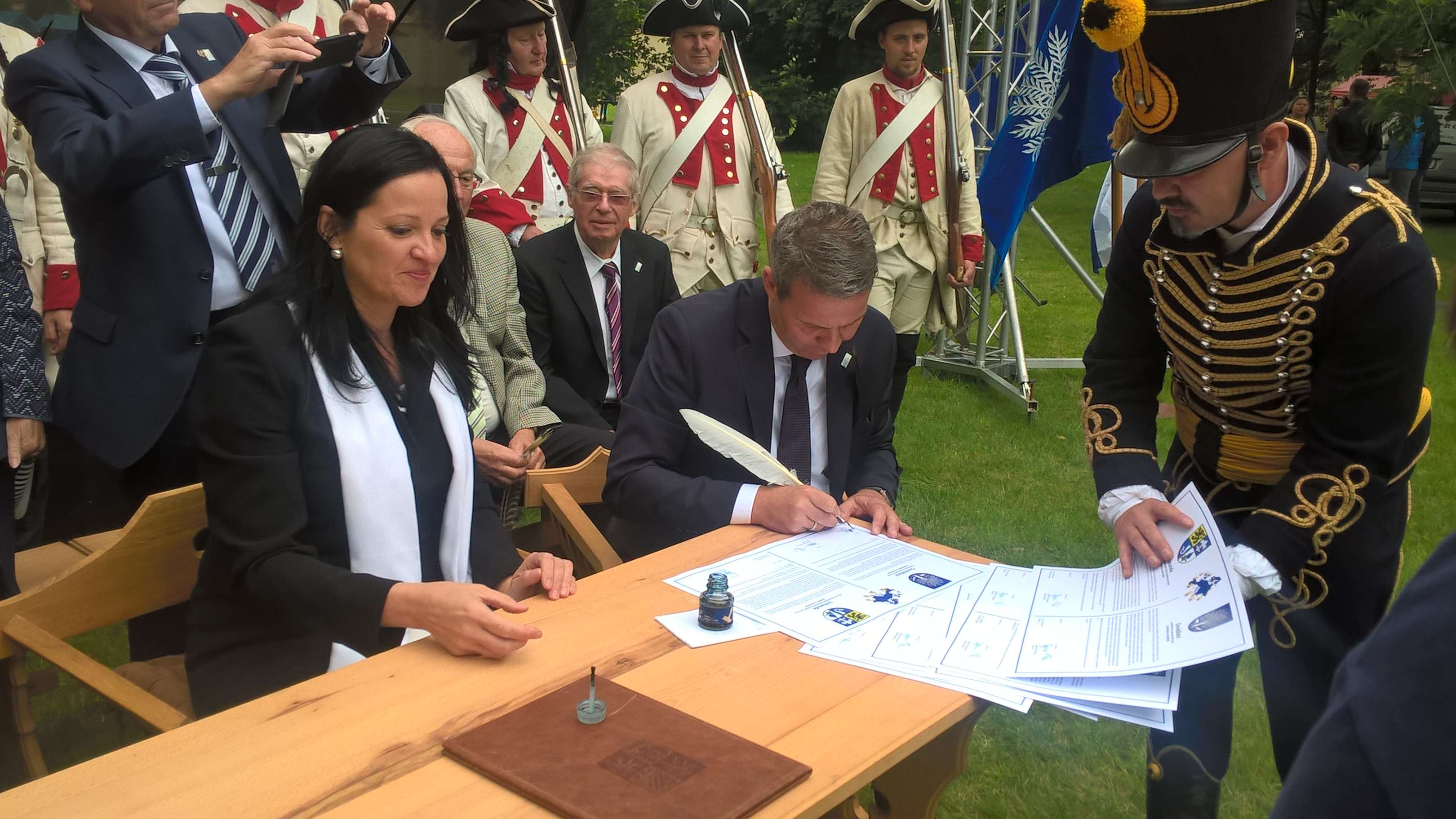  Bürgermeisterin Dagmar Novasadowa und Oberbürgermeister Hans D. Reinwald bei der Unterzeichnung der Partnerschaftsurkunde 