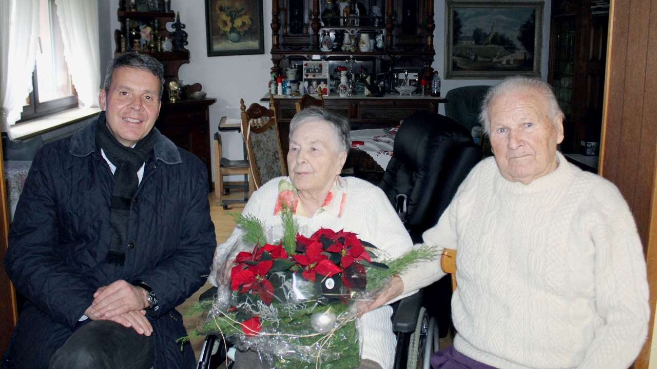  Die Jubilare Maria und Peter Mandl mit Oberbürgermeister Hans D. Reinwald 