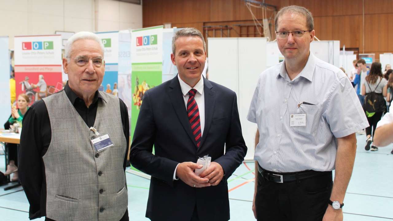  Beim Rundgang durch die Halle v.l.n.r.: Wolfgang Sohler (BEZ), OB Hans D. Reinwald, Frank Timmers (Wirtschaftsförderung) 
