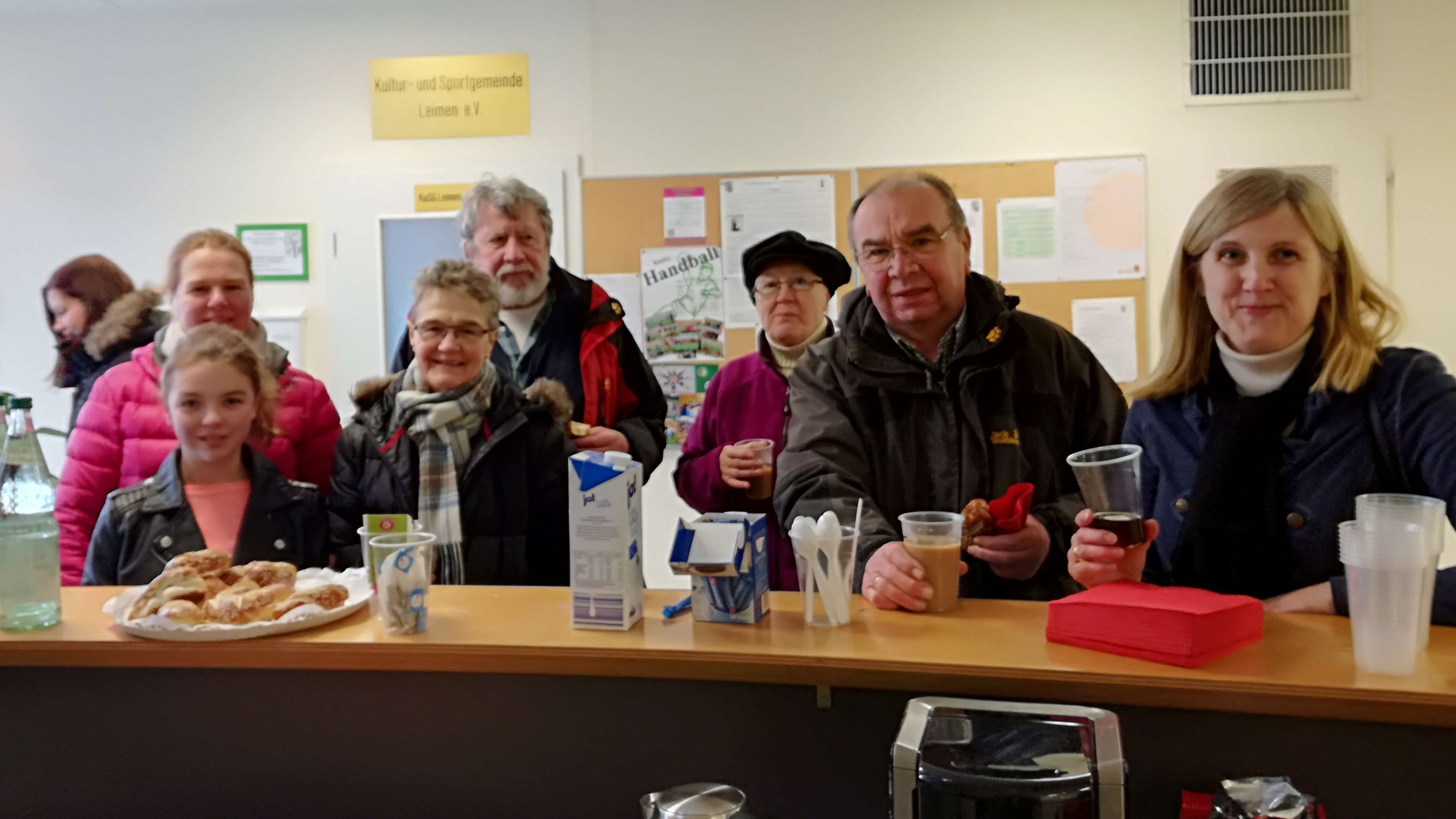  Nach Beendigung der Putzparty gab es in der warmen Georg-Koch-Halle Kaffee, Tee und Teilchen 