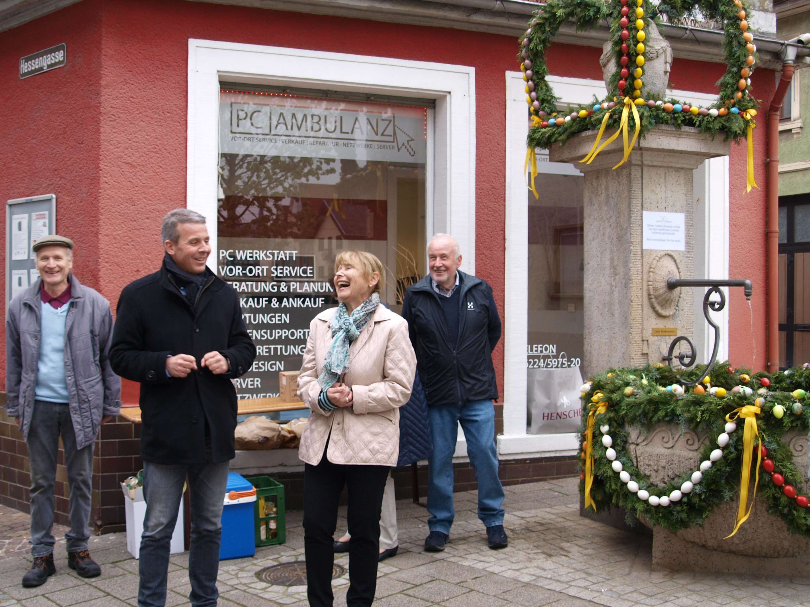  Oberbürgermeister Hans D. Reinwald dankte Renate Müller für das große Engagement der Leimener Landfrauen 