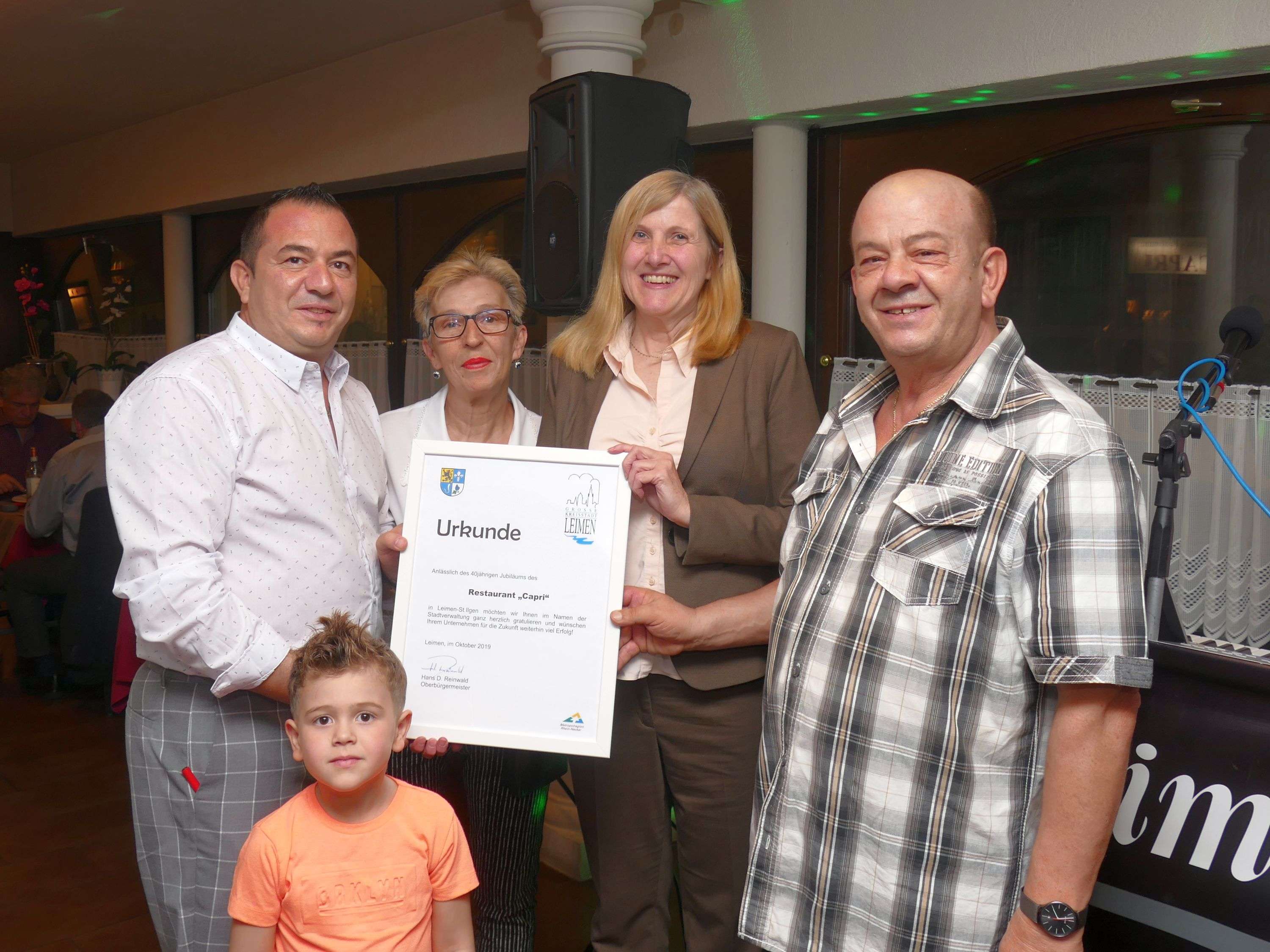  Bürgermeisterin Claudia Felden gratulierte und überreichte Familie Taranto die Urkunde der Stadt 