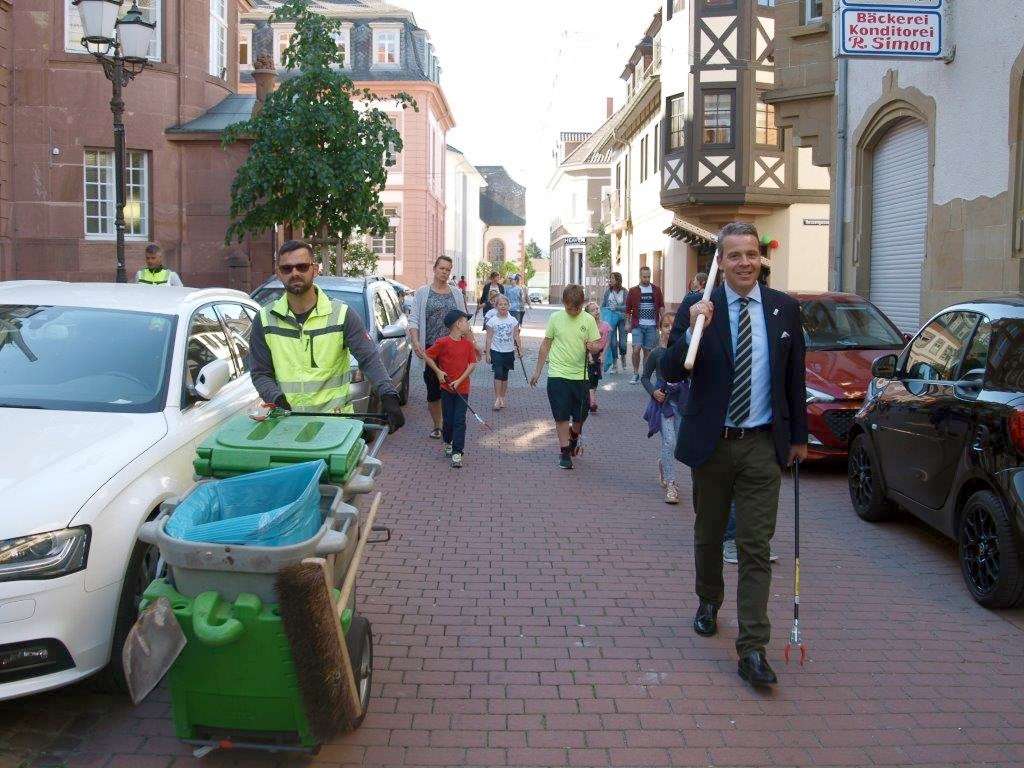  Schülerinnen und Schüler der Turmschule, Oberbürgermeister Hans D. Reinwald (rechts im Bild) und Mitarbeiter der Stadtreinigung im Einsatz beim Clean-Up Day 