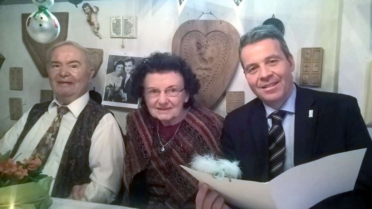  v.l.n.r.: Die Jubilare Helmut und Christa Weber mit Oberbürgermeister Hans D. Reinwald 